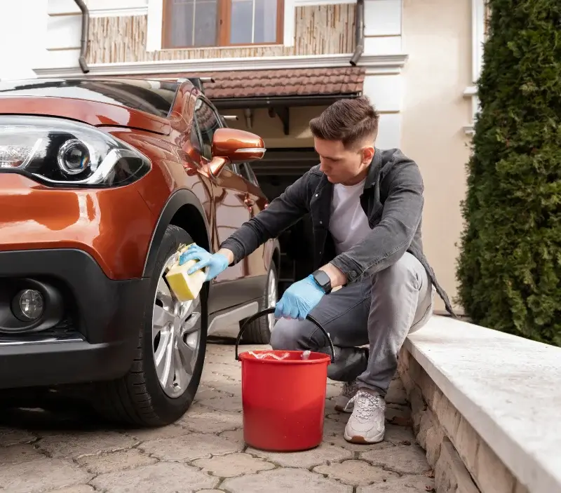 Lavage auto à domicile Laveissenet : professionnel intervenant sur un véhicule